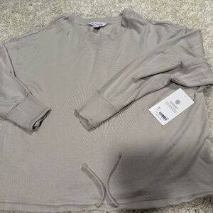 NWT Athleta Long Sleeve Light Weight Top Size Large
